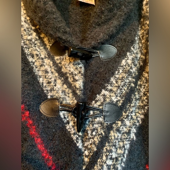 NWT STUNNING SOFT PLAID CAPE W/LEATHER & BONE BUTTONS. ONE SIZE FTS MOST. - Picture 3 of 7